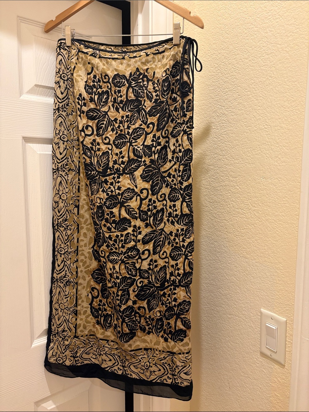 Dana Buchman Women’s Gold and Black Floral Sarong Wrap, size 8